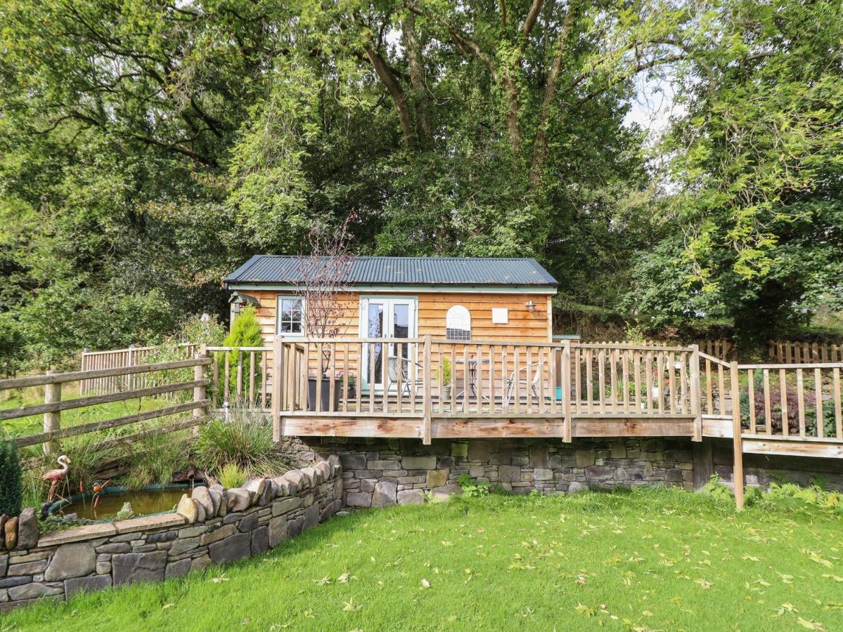 Chateau Petit Caersws Exterior photo